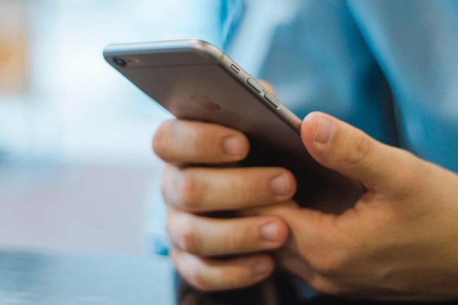 UK Woman Fired for Phone Use, Claims Prior Boss Notification