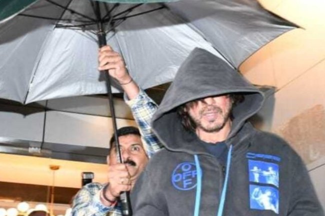 SRK Mobbed Outside Mumbai Clinic Amid Hoodie and Umbrella Concealment